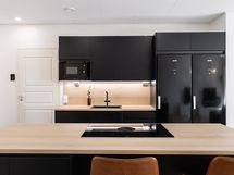 Näkymä ruokailutilan suunnasta keittiöön