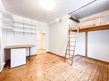 Keittiössä pöytä sekä reilusti säilytystilaa hyllyjen ansiosta.