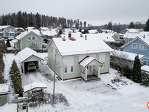 Kadun puolen julkisivu ja etupiha