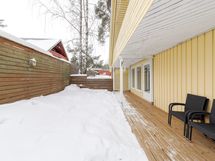 Pihaa olohuoneen käynnin suuntaan