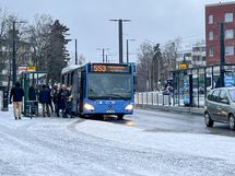 Lähin bussipysäkki Maunulan S-marketin edessä.