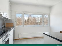 Keittiöön mahtuu pöytä