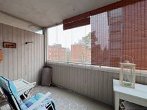 Lasitetulta parvekkeelta on avarat näkymät sisäpihalle lounaan suuntaan.