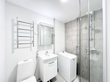 Kylpyhuoneessa on paikka pyykinpesukoneelle ja pesukone jo valmiina.