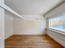 Tilavan huoneen yhteydessä on alkovi (n. 220x120)