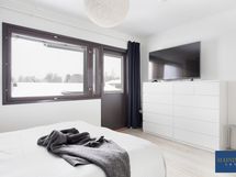 Makuuhuoneesta on käynti parvekkeelle.