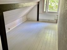 Toinen yläkerran makuuhuone tyhjänä.