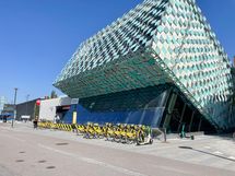 Urheilupuiston metroasema noin 100 metrin päässä!