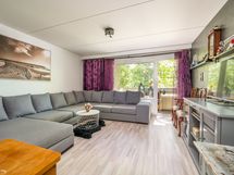 Tilava ja valoisa olohuone.