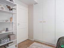 Makuuhuoneessa on monipuoliset säilytystilat