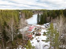 Tila on järven tuntumassa, rantaviivaa on puroo-joen varrella, sillan alta kulku järvelle.
