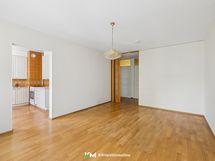 Näkymää olohuoneesta keittiöön ja eteiseen.