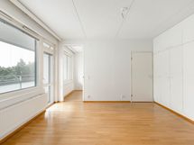 Edessä makuuhuone sekä oikealla kylpyhuone.