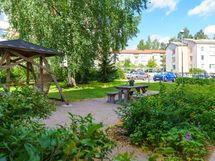 Taloyhtiön viihtyisä sisäpiha kesällä