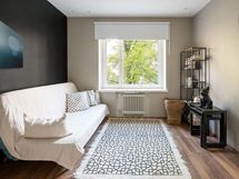 Olohuoneen ikkunasta kaunis näkymä pihalle