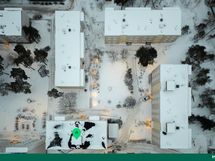 Asunnon parveke on sisäpihalle.