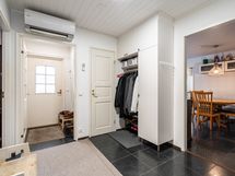 Näkymä eteisestä tuulikaapin ja keittiön suuntaan. Tuulikaapin vieressä on erillinen wc