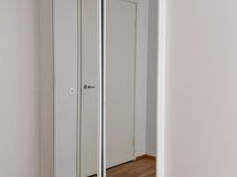 Eteisessä kaappitilaa peilikaapissa