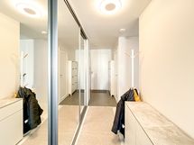 Eteiskäytävän varrella on runsaasti kaappitilaa.