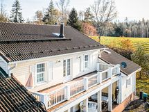 Yläkerran parveke ja alakerran terassi omalle takapihalle päin