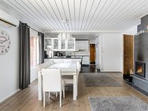 Olohuoneessa hyvin tilaa ruokapöydälle