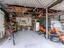 Erillinen autotalli sisältä