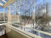 Parvekkeella on hyvä viettää aikaa sateellakin, sillä se on kauttaaltaan suojattu.