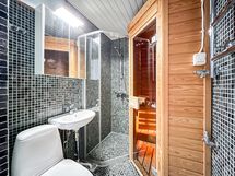 Siistissä kylpyhuoneessa tilaa pienelle pyykinpesukoneelle.
