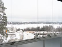 Lasitetulta parvekkeelta järvimaisemat
