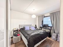 Makuuhuoneen yhteydessä hyvin säilytystilaa.