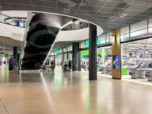 Triplan kauppakeskus ja juna-asema sekä lukuisat bussiyhteydet sijaitsevat vieressä.