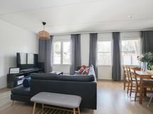 Olohuone ja sisäänkäynti pihalle