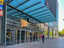 Kauppakeskus Kamppiin matkaa n.500m, jonka yhteydessä myös metroasema.