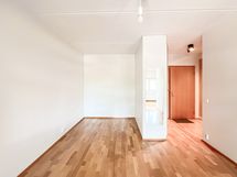 Alkoviin mahtuu sänky hyvin.