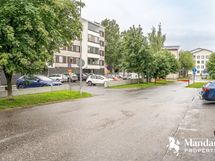 Taloyhtiön etupihaa parkkipaikkoineen tieltä päin.