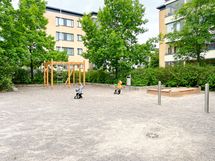 Pihalla on lasten leikkitelineitä