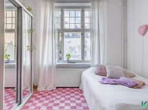 Olohuoneen ikkuna naapuritalon sisäpihan suuntaan