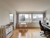 Selkeäpohjaisessa kodissa on isot ikkunat suoraan Brahen kentän suuntaan lounaaseen.