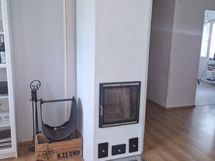 Kaunis varaava takka keittiön ja olohuoneen välissä