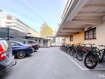 Sisäpihalla 4kpl autopaikkoja.