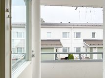 Olohuoneen ikkuna ja parveke ovat etelän suuntaan.