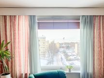 Mäen päällä olevasta talosta on hulppeat näkymät, keittiö ja makuuhuone on kaakkoon