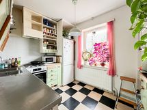 Kotoisassa keittiössä tilaa ruokapöydälle.