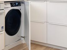 Keittiön kaapissa on valmiina kuivaava pyykinpesokone.