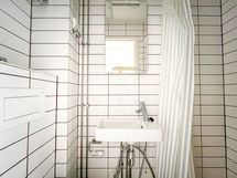 Kylpyhuoneessa ei ole pyykinpesukoneliitäntää, mutta taloyhtiössä on siisti pesutupa.