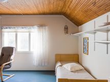 Yläkerran makuuhuone 2