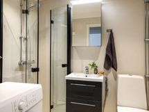 Kylpyhuoneen pinnat ja kalusteet on uusittu 2023