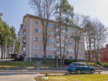 Huoneisto sijaitsee toisessa kerroksessa.