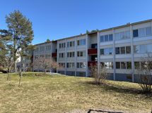 Talo sijaitsee kaukana tiestä