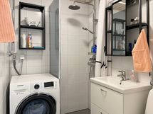 Kylpyhuoneessa on tilavaraus pesukoneelle